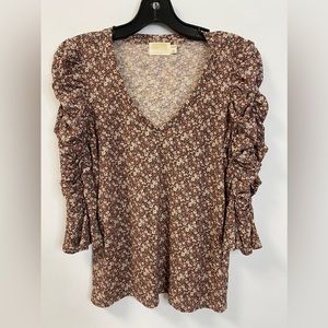 V-Neck, ruffle sleeved top